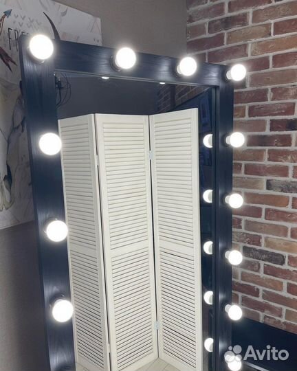 Гримерное зеркало с лампочками