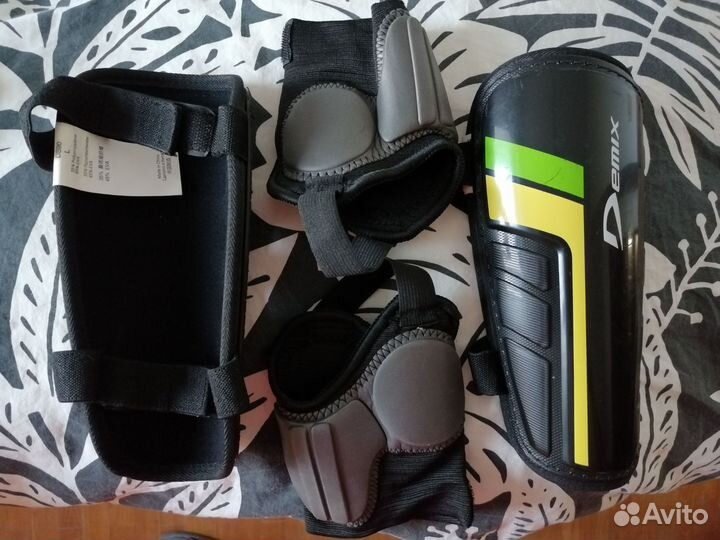 Щитки футбольные Demix с голеностопом (новые)