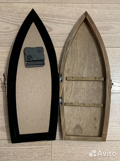 Деревянная настенная ключница с часами