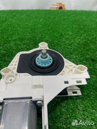 Мотор стеклоподъемника задний правый Audi S-Line