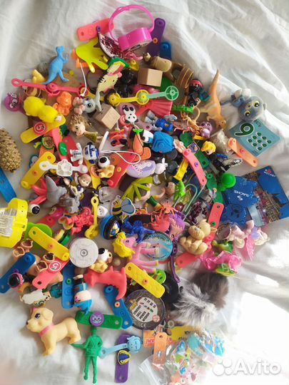Коробка мелких игрушек киндеров и др