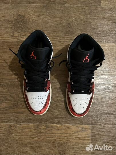 Кроссовки Air Jordan 1 Mid SE Wear-away - Infrared