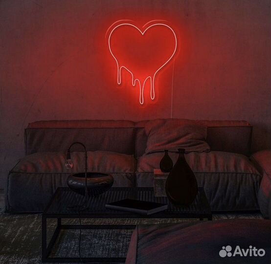Неоновая вывеска love