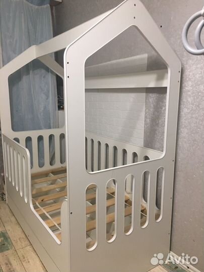 Детская кроватка домик