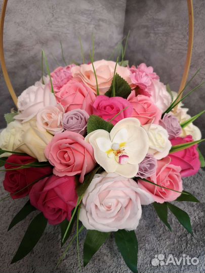 Цветы в корзине