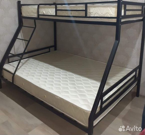 Кровать двухьярусная с матрасами