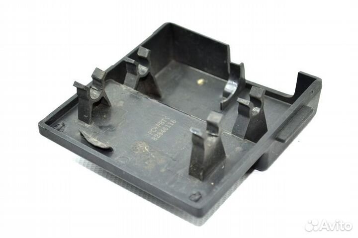 Пластиковая накладка под лобовым стеклом левая час