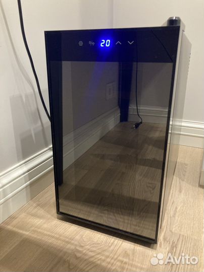 Хьюмидор-холодильник Howard Miller на 150 сигар