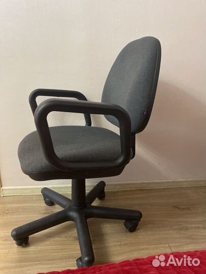 Офисное кресло на колесах