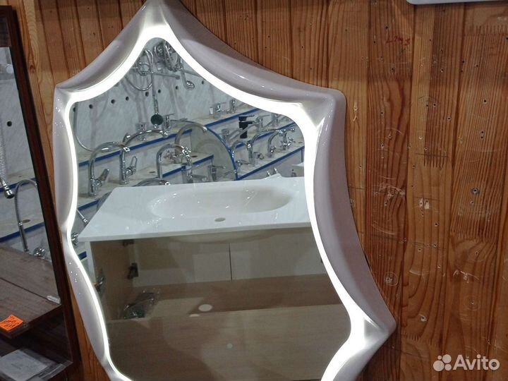 Зеркало с контурной подсветкой