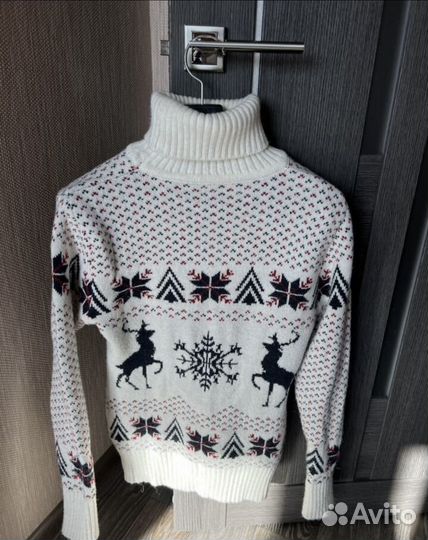 Два новогодних классических свитера из шерсти