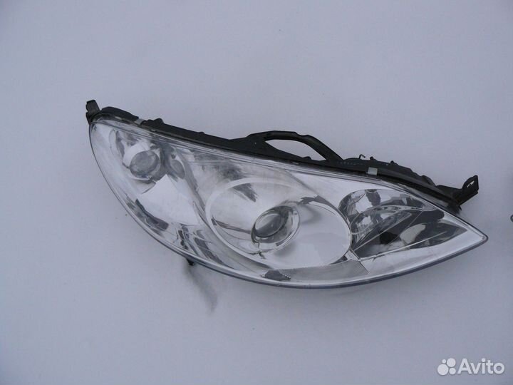 Комплект фар для Peugeot 407 2005г
