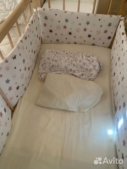 Детская кроватка с маятником