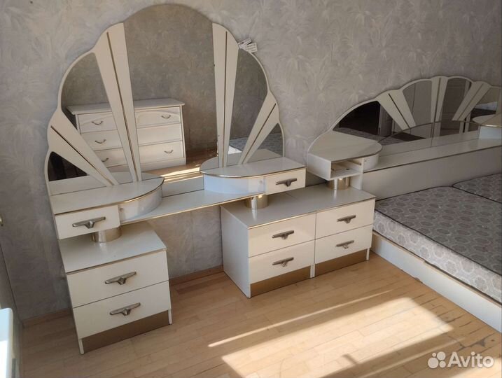 Туалетный столик с зеркалом и подсветкой