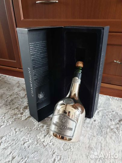 Пустая бутылка и коробка из под шампанского 2007