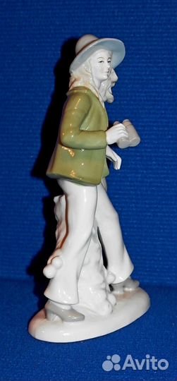 Фигурка Фарфор. Lippeldorf GDR. Девушка с биноклем