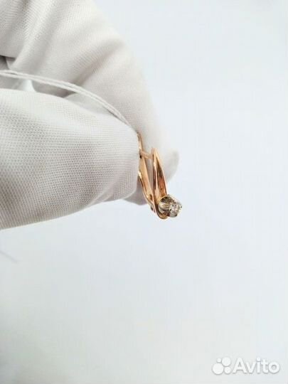 Золотые серьги с бриллиантом