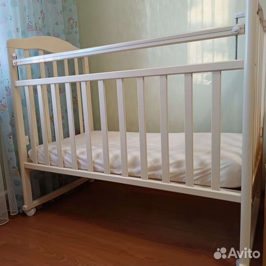 Детская кроватка с маятником