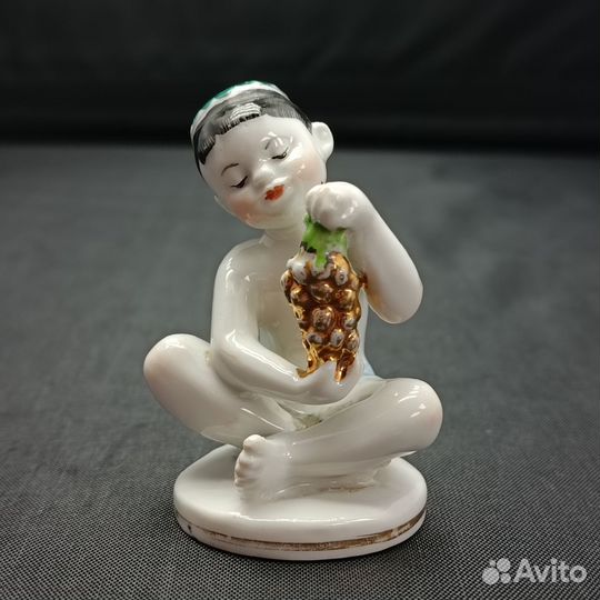 Фарфор Мальчик с Виноградом лфз