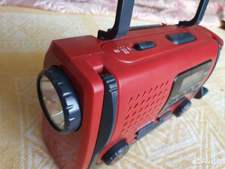 Радиоприемник-фонарик для дачи, туриста