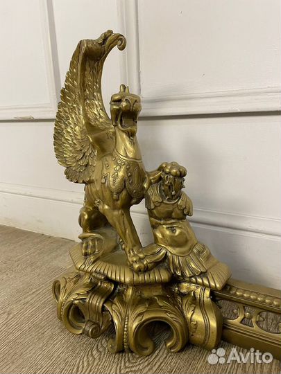 Антикварный каминный барьер «Грифоны»