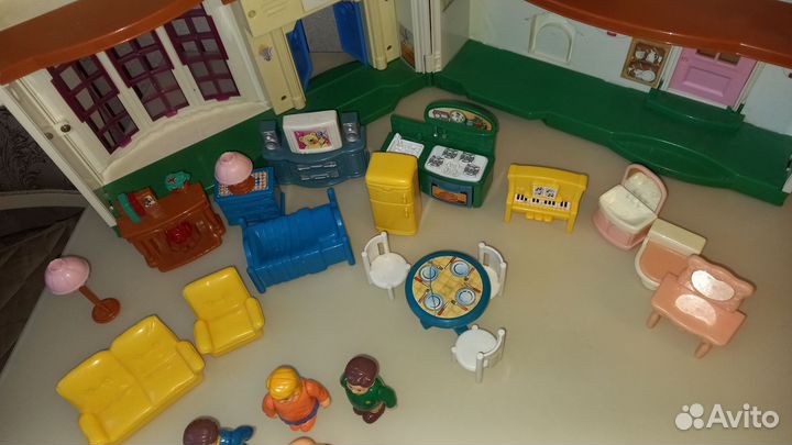 Кукольный домик с мебелью и куклами