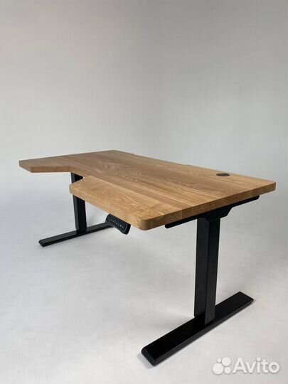 Компьютерный стол из дерева с регулируемой высотой