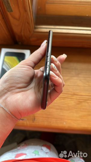 iPhone SE, 64 ГБ