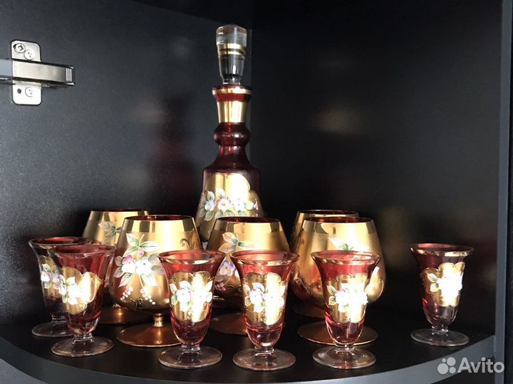 Графин с рюмками и бокалами