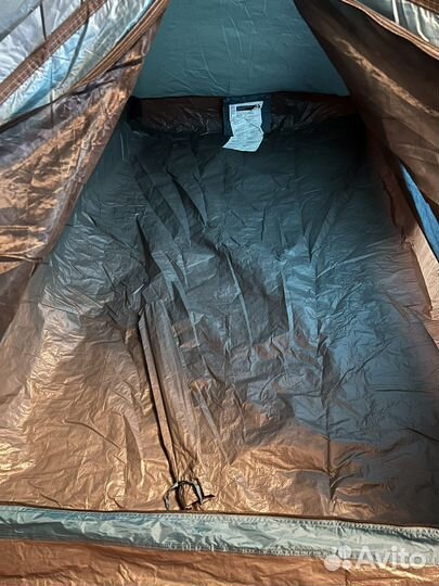 Палатка quechua 2-х местная с надувным матрасом