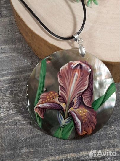 Подвеска кулон Ирис из перламутра с росписью