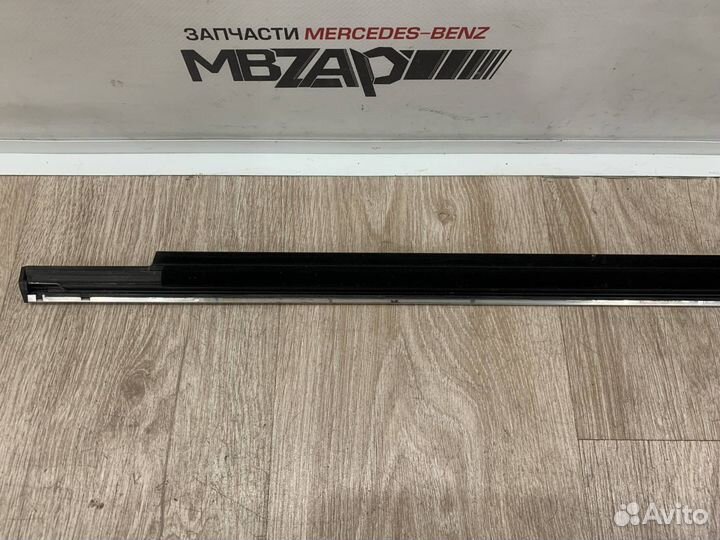 Молдинг передней левой двери Mercedes W204