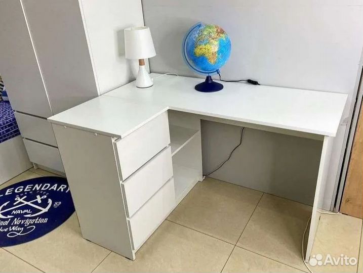 Стол угловой письменный в современном стиле