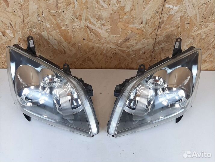 Фары передние пара тойота авенсис AZT250