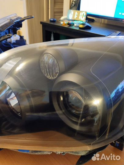 Фары Тойота Авенсис