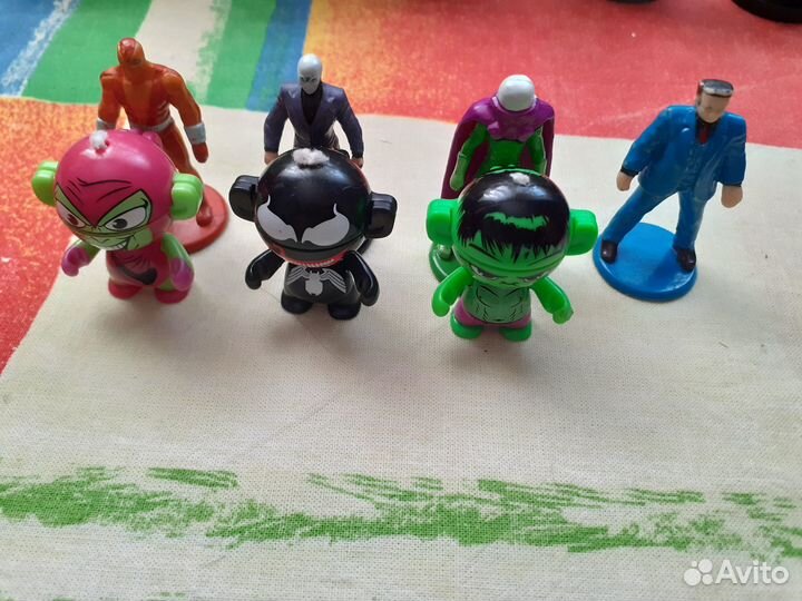 Карточки, пробки и игрушки из киндер