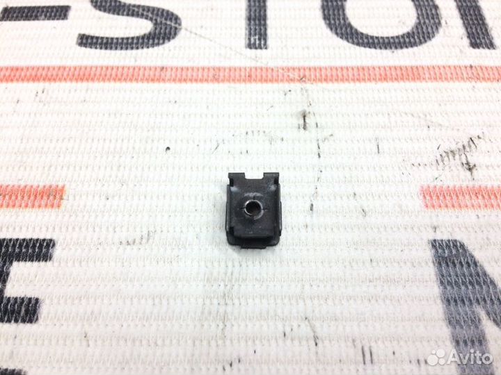 Клипса панели приборов Volkswagen Touareg 7L