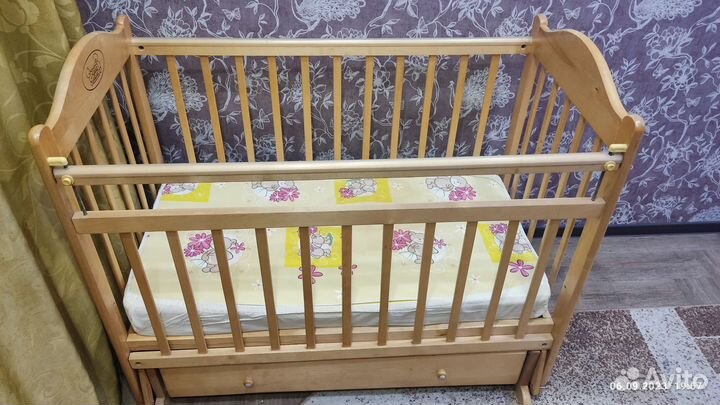 Детская кроватка с продольным маятником