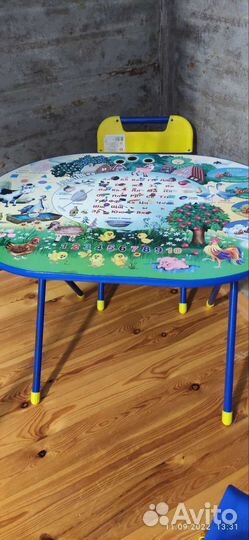 Детский стол со стулом
