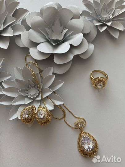 Ювелирный комплект колье, серьги, кольцо