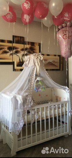 Детская кроватка с маятником и ящиком