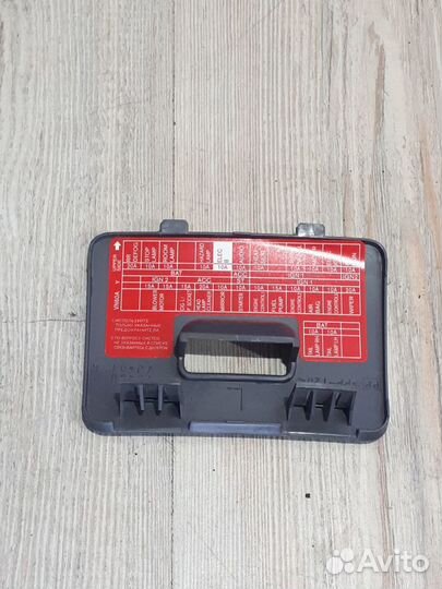 Крышка блока предохранителей Nissan NP300