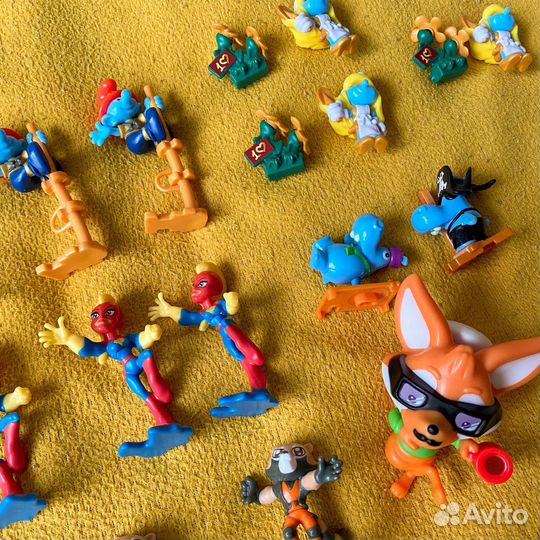 Игрушки Kinder Смурфики Marvel