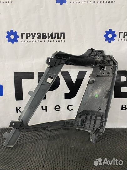 Окантовка правой фары Volvo FM4 21963141