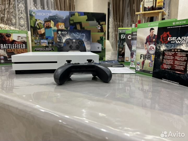 Xbox One s с кучей игр и лимитированный джойстик