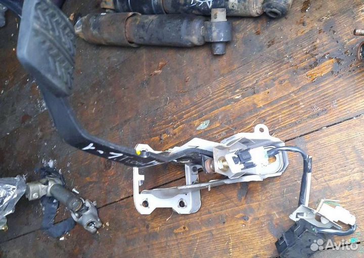 Педаль тормоза Mazda MPV LW рест. 2005