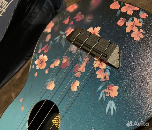 Укулеле в чехле