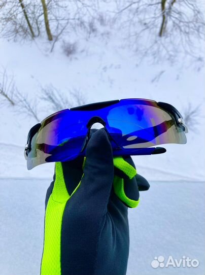 Спортивные солнцезащитные очки с синими линзами