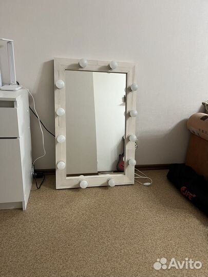 Гримерное зеркало с лампочками