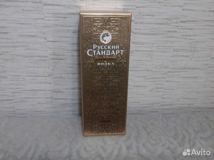 Коробка с бутылкой из под водки